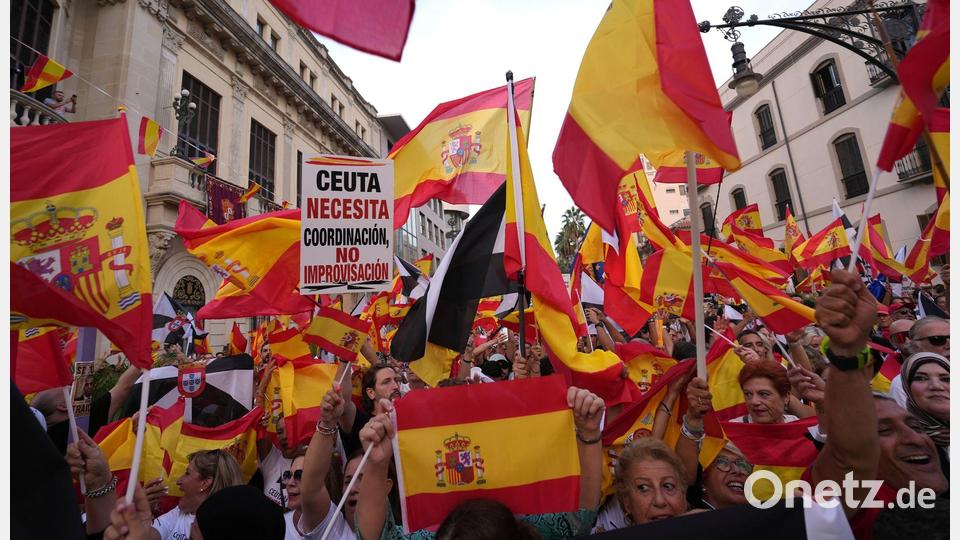 In Spaniens Nordafrika-Exklave Ceuta demonstrierten Tausende für eine Rückkehr zur Normalität und zum Verbleib bei Spanien. Bild: Francis González/AP/dpa