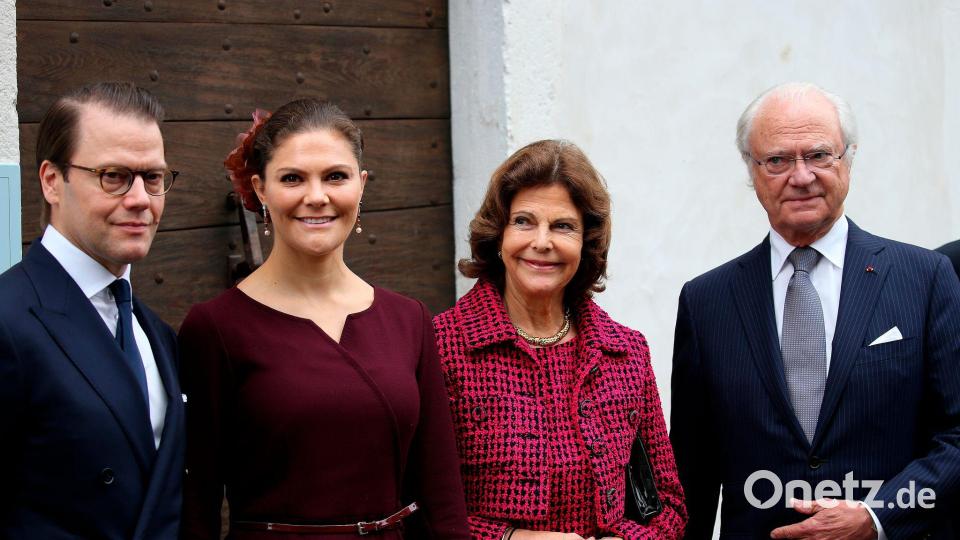 Die schwedische Königsfamilie - hier (v.l) Prinz Daniel, Kronprinzessin Victoria, Königin Silvia und König Carl XVI. Gustaf - kommt geschlossen zum Begräbnis nach Oslo. (Archivbild) Bild: Bob Edme/AP/dpa