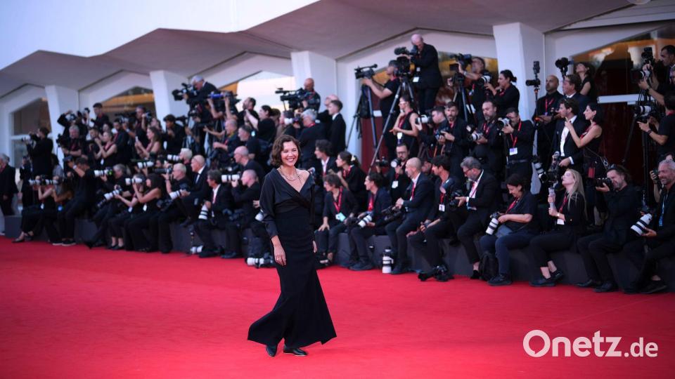 Maggie Gyllenhaal vor der Eröffnung. Bild: Alessandra Tarantino/Invision/AP/dpa