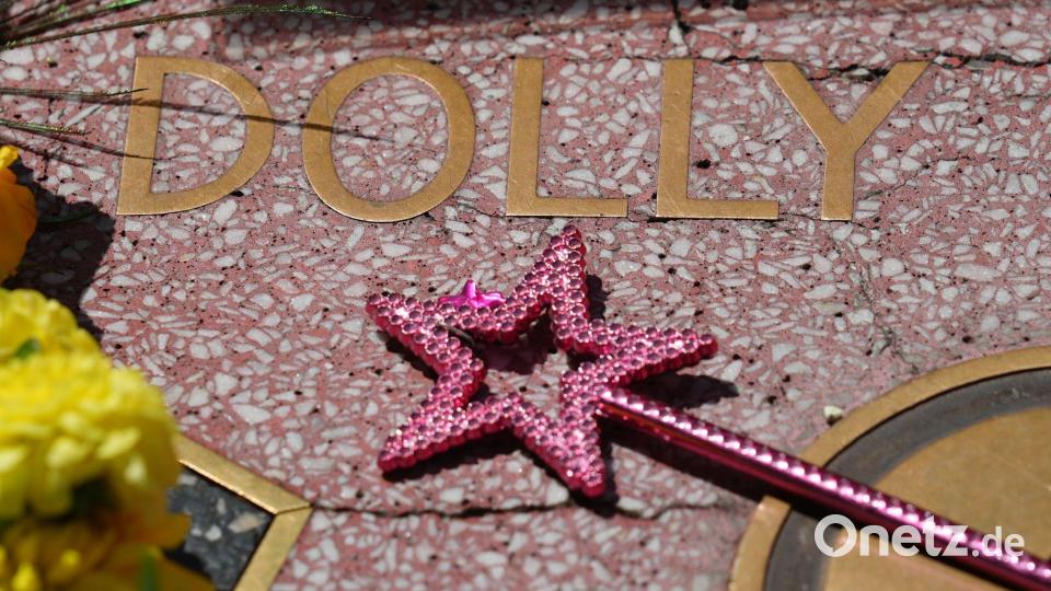 Die Plakette wies schon vorher Risse auf. (Archivbild) Bild: Chris Pizzello/AP/dpa