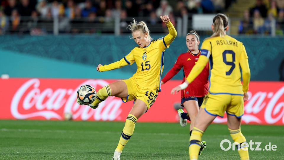 Die Schwedin Rebecka Blomqvist (l) erzielte für Eintracht Frankfurt den 1:1-Ausgleich bei Paris Saint-Germain. (Archivbild) Bild: Brett Phibbs/AAP/dpa