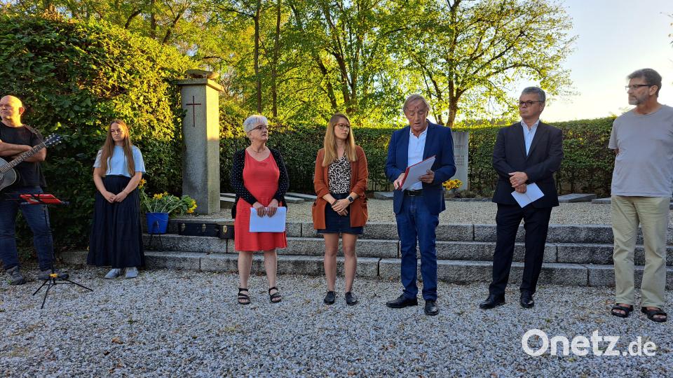 Willi Rester, Neunburgs Bürgermeister Martin Birner, Franz Schindler, Katja Ertl und Uschi Maxim (von rechts) erinnern an den Todesmarsch mit 615 Opfern und nehmen Bezug auf die gegenwärtige politische Situation Bild: Elfriede Weiß