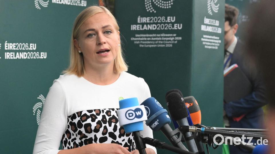 Die finnische Außenministerin Elina Valtonen fordert am Rande des EU-Außenministertreffens in Irland, den Druck auf Moskau zu erhöhen. Bild: Michael Brandt/dpa