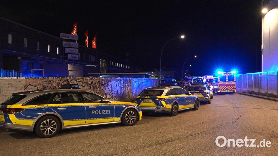 Zeugen hatten die Polizei wegen Schussgeräuschen auf einem Fabrikgelände gerufen. Bild: Sebastian Peters/News5/dpa