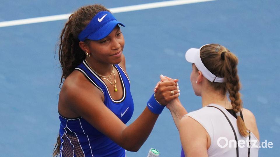 Thea Frodin (l) erhält viel Lob von Gegnerin Jelena Rybakina. Bild: Kirsty Wigglesworth/AP/dpa