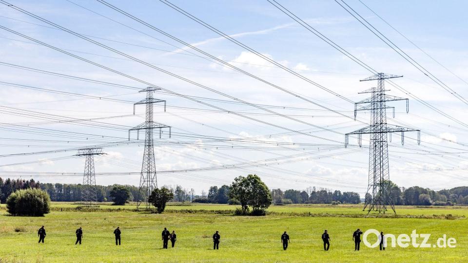 Polizisten im Einsatz: Spurensuche nach Stromnetz-Sabotage in Turnow-Preilack Bild: Frank Hammerschmidt/dpa