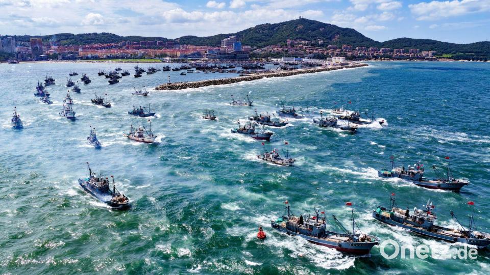 Fischereiboote steuern in der ostchinesischen Provinz Shandong auf die Fanggründe zu. Bild: Zhu Chunxiao/XinHua/dpa