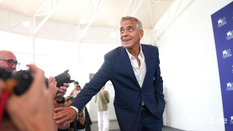 Clooney in Venedig, wie gewohnt von Fotografen umringt. Bild: Scott A Garfitt/Invision/dpa
