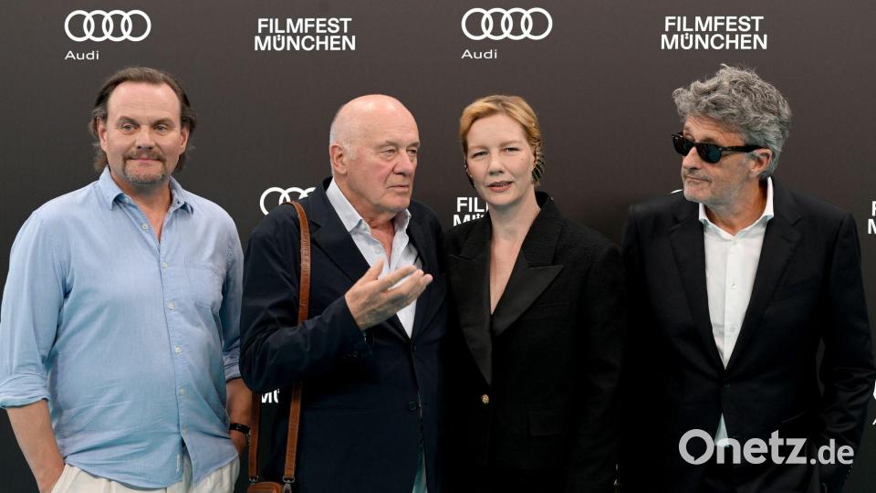 Devid Striesow (l-r), Hanns Zischler, Sandra Hüller und Regisseur Paweł Pawlikowski präsentierten „Vaterland“ nicht nur in Cannes, sondern auch auf dem Filmfest München. (Archivbild) Bild: Felix Hörhager/dpa