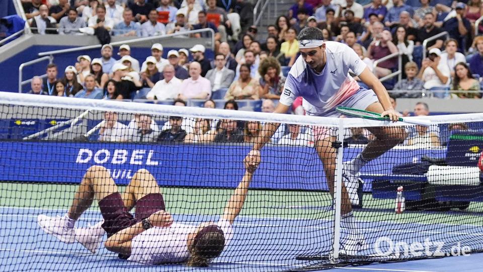 Lorenzo Sonego (r) hilft Zverev nach einem Strauchler wieder auf die Beine. Bild: Frank Franklin II/AP/dpa