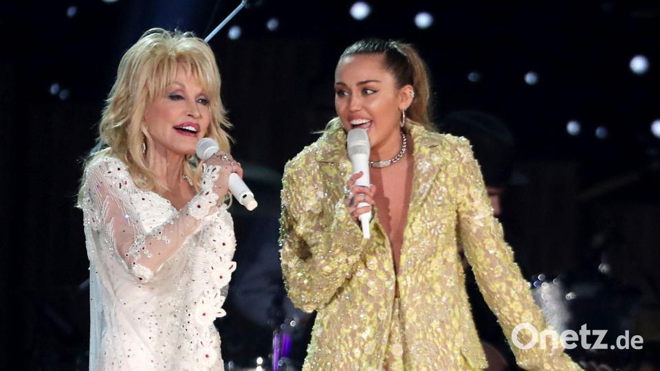 Die verstorbene Dolly Parton war die Patentante von Miley Cyrus. (Archivbild) Bild: Matt Sayles/Invision/AP/dpa