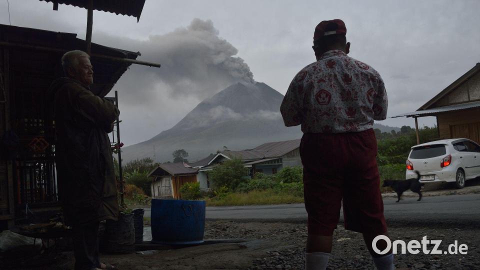 Eruption in Nord-Sumatra: Sinabung spuckt Asche über dem Regierungsbezirk Karo Bild: Sutanta Aditya/JNA via ZUMA Press Wire/dpa