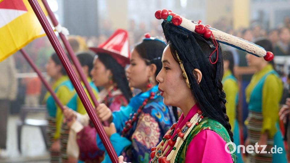 Indien: „Tag der Demokratie“ – Exil-Tibeter singen im Tsuglakhang-Tempel ihre Nationalhymne Bild: Ashwini Bhatia/AP/dpa