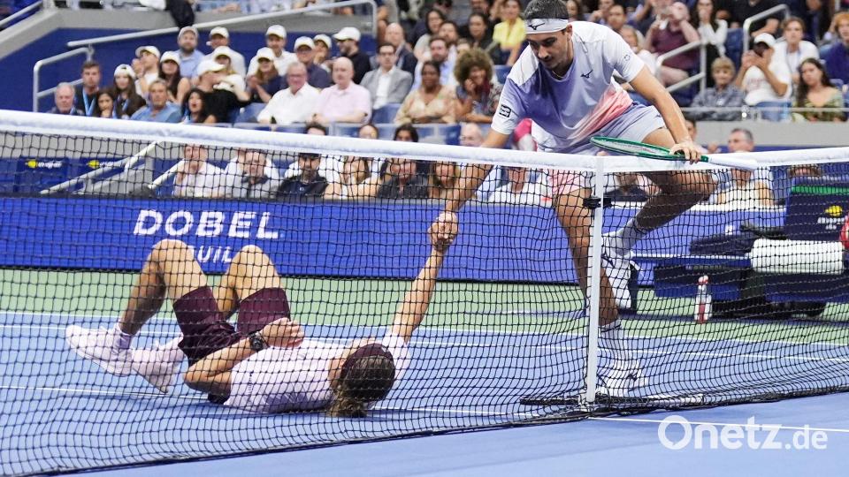 US Open: Lorenzo Sonego (r) hilft Alexander Zverev wieder auf die Beine. Bild: Frank Franklin II/AP/dpa
