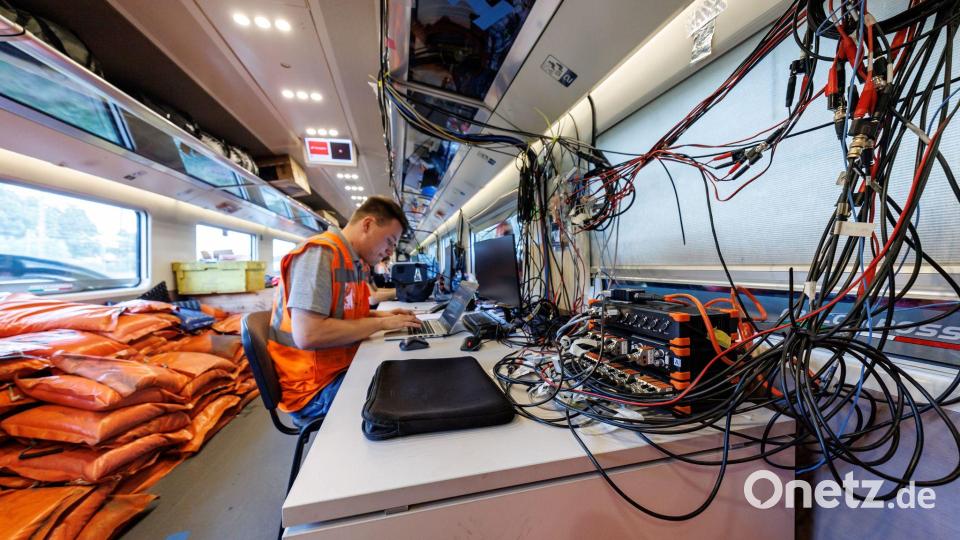 In einem Waggon ist ein Testlabor eingerichtet. Bild: Daniel Karmann/dpa