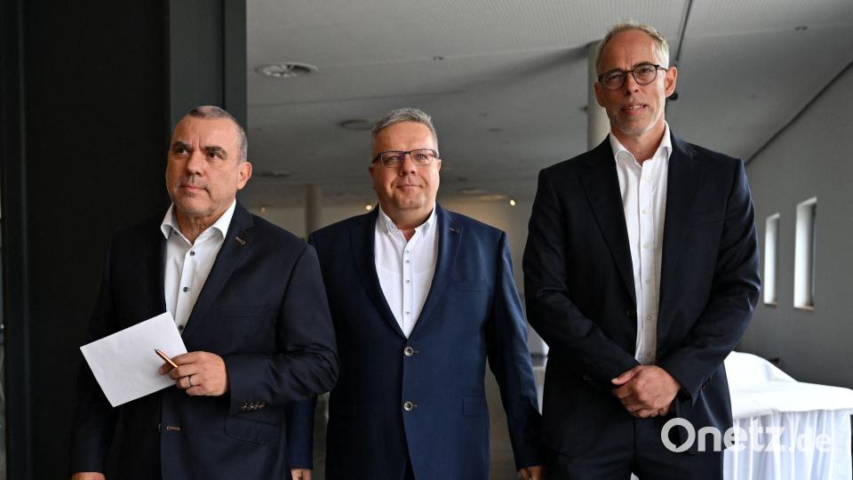 Die drei Abgeordneten Stefan Wogawa, Dirk Hoffmeister und Roberto Kobelt haben nach eigenen Angaben eine neue Partei gegründet. Bild: Martin Schutt/dpa
