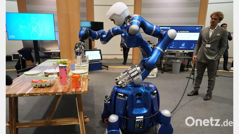 Bei einer Vorführung im Europäischen Parlament in Brüssel greift ein Roboter eine Packung Cracker. Bild: Virginia Mayo/AP/dpa