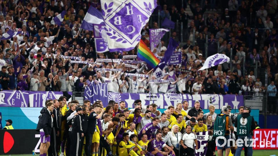 Gruppenbild mit Gegner: Nach dem Pokalspiel feierten die HEBC-Amateure mit den Dortmunder Profis. Bild: Christian Charisius/dpa