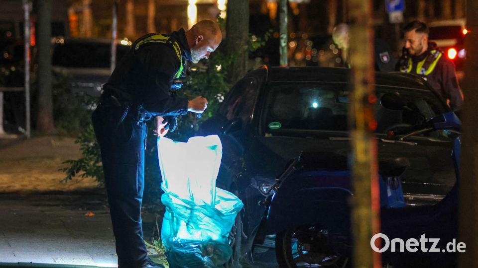 Die Ermittler suchen nach Spuren. Bild: Bodo Marks/dpa