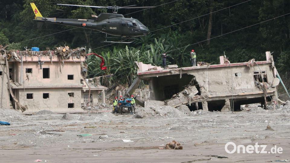 Nepalesische Sicherheitskräfte führen Such- und Rettungsaktionen nach der Flutkatastrophe durch. Bild: Shankar Bhujel/JNA via ZUMA Press Wire/dpa