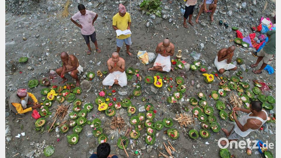 Menschen trauern und gedenken in Nepal der Opfer der Sturzflut im Himalaya. Bild: Rajesh Kumar Singh/AP/dpa