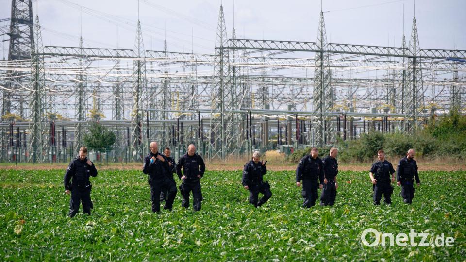 Die Polizei hat in Bergheim sechs Abschussvorrichtungen in einem Feld gefunden. Bild: Henning Kaiser/dpa