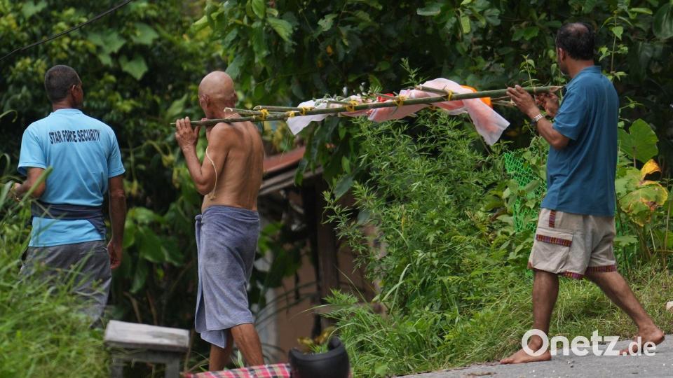 Aus einigen Landesteilen gab es Berichte über symbolischen Bestattungsriten für vermisste Angehörige. Bild: Rajesh Kumar Singh/AP/dpa