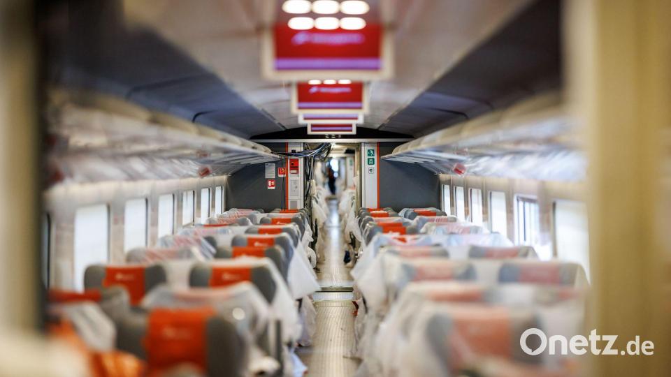 Die Sitze sind bei den Probefahrten zum Schutz mit Folie abgedeckt. Bild: Daniel Karmann/dpa