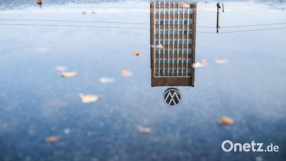 Vor der VW-Aufsichtsratssitzung am Freitag verschärft sich die Spardebatte bei VW. Bild: Julian Stratenschulte/dpa