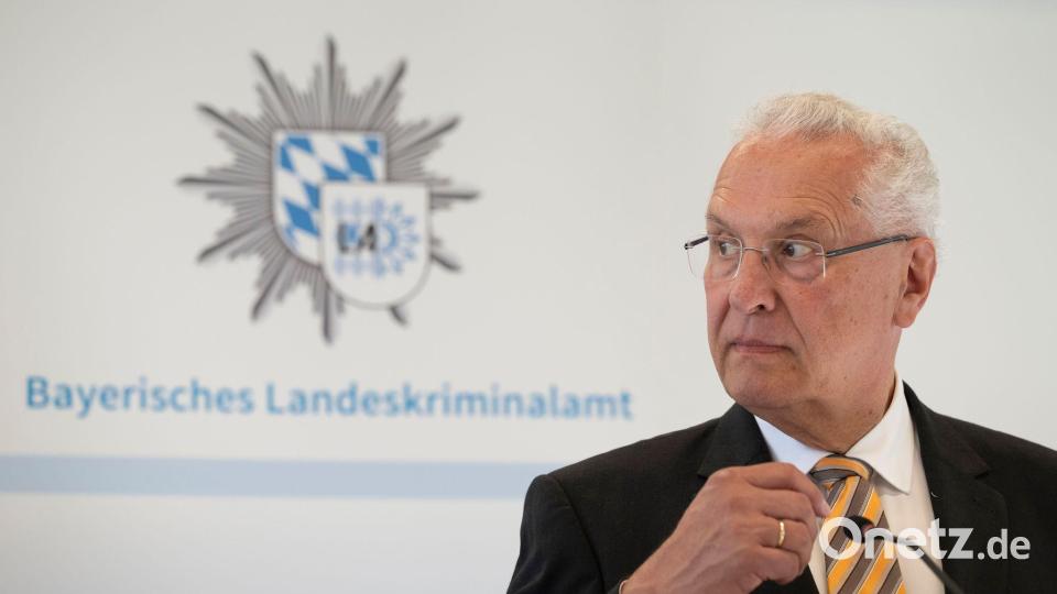 Bayerns Innenminister spricht von „Brandanschlägen“ mit politischem Hintergrund (Archiv). Bild: Peter Kneffel/dpa