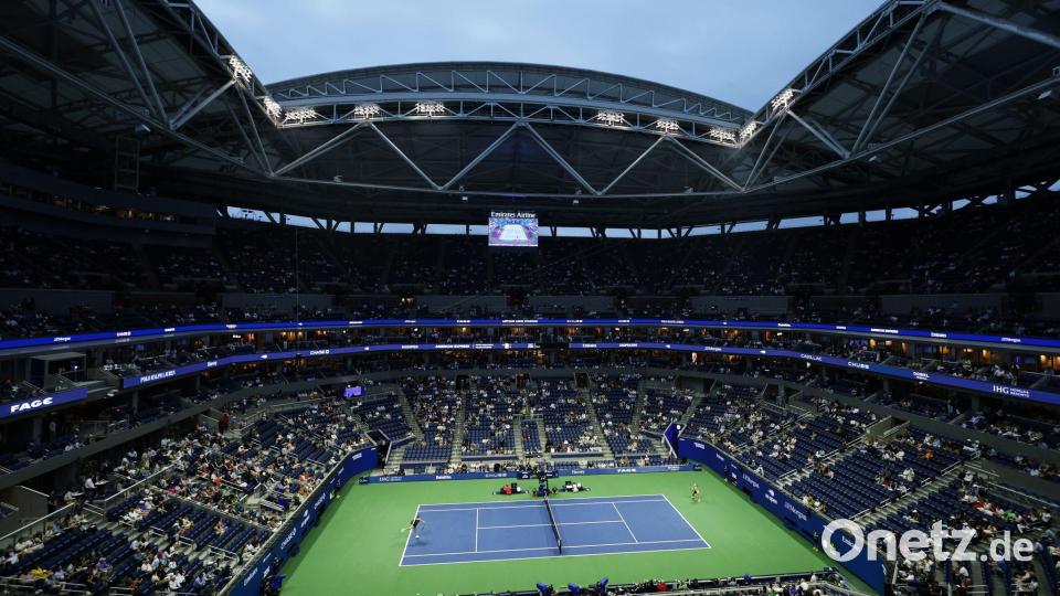 Besonders abends herrscht eine besondere Atmosphäre im Arthur Ashe Stadion. Bild: Adam Hunger/AP/dpa