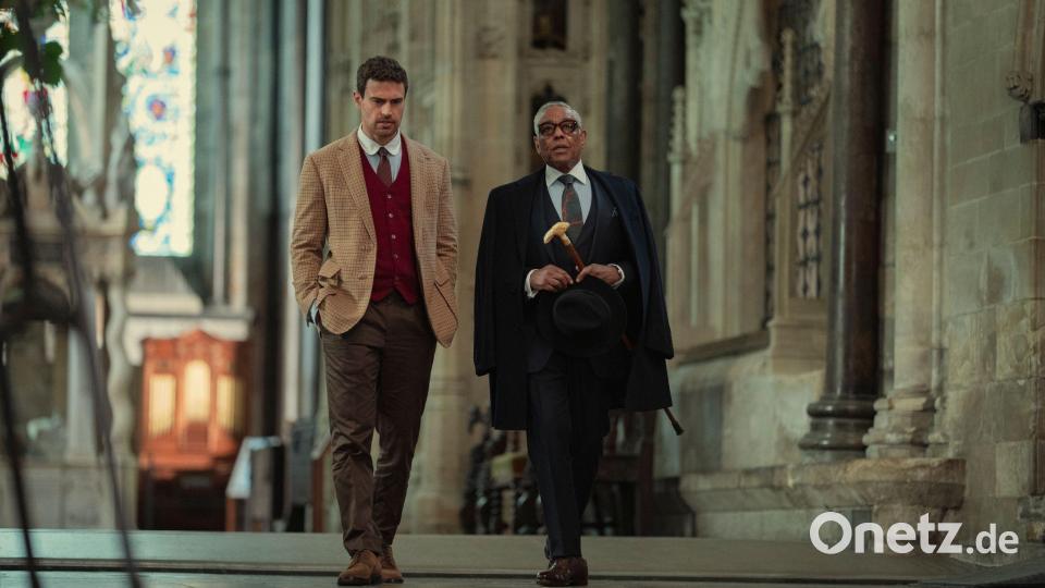 Theo James (l) hier zu sehen als Eddie Horniman und Giancarlo Esposito
als Stanley Johnston. (Handout) Bild: Christopher Raphael/Netflix/dpa