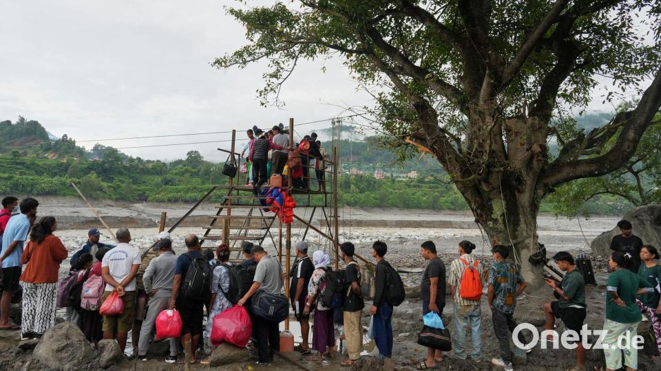 Nepal: Improvisiert über den Trishuli – Bürger nutzen Not-Seilbahn nach Sturzfluten im Himalaya Bild: Rajesh Kumar Singh/AP/dpa