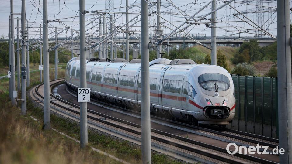 Bei Tempo 200 öffnete sich eine ICE-Tür - laut Bahn und Polizei war es kein Defekt. (Symbolbild) Bild: Jan Woitas/dpa