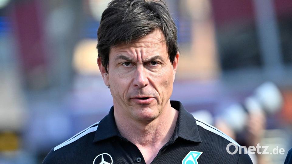 Teamchef Toto Wolff sieht Mercedes im Entwicklungsrennen im Rückstand. (Archivbild) Bild: Philippe Magoni/AP/dpa