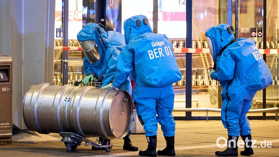 Einsatzkräfte der Feuerwehr sind nach dem Gefahrgutalarm am Terminal 1 des Flughafens BER im Einsatz. Bild: Michael Ukas/dpa