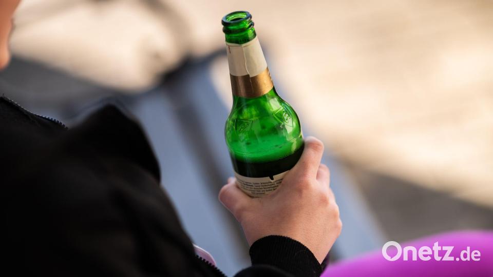 Während bei jungen Frauen das Rauschtrinken zurückgegangen ist, liegt es bei jungen Männern laut einer Studie weiterhin auf hohem Niveau. Bild: Silas Stein/dpa