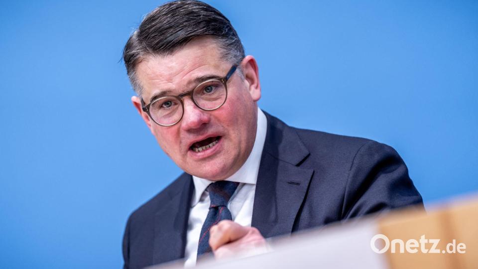 Boris Rhein (CDU), Ministerpräsident von Hessen, pocht auf den Verbleib der Commerzbank in Frankfurt. (Archivbild) Bild: Michael Kappeler/dpa