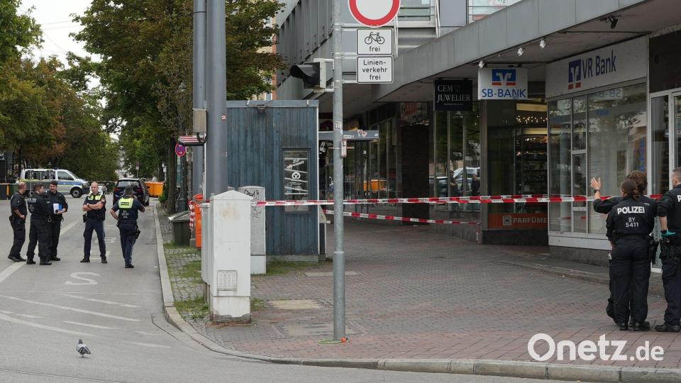 Nach der Explosion in einer Passage eines Geschäftshauses sperrte die Polizei den Bereich für die Spurensuche ab. Bild: Felix Kirberg/dpa