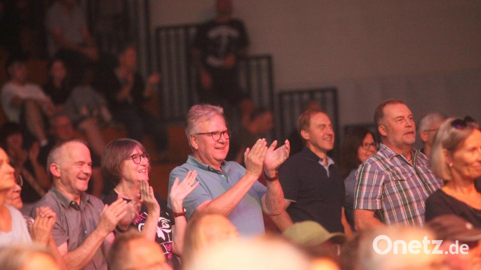Mit stehenden Ovationen bedankten sich am Ende die Fans für die Bühnenshow. Bild: Rudolf Hirsch