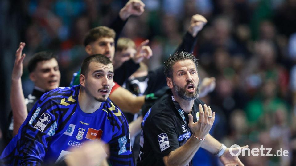 Das Team von Magdeburgs Trainer Bennet Wiegert (r) setzt sich erneut gegen die Berliner durch. Bild: Ronny Hartmann/dpa
