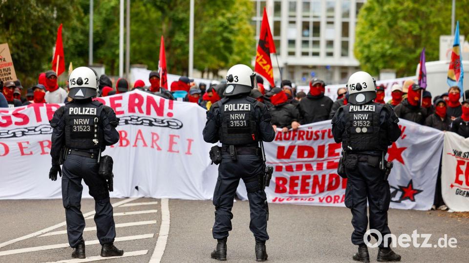 Köln: Demonstranten blockieren vor der Lüttich-Kaserne im Rahmen des Klimacamps „Rheinmetall entwaffnen“ Bild: Thomas Banneyer/dpa
