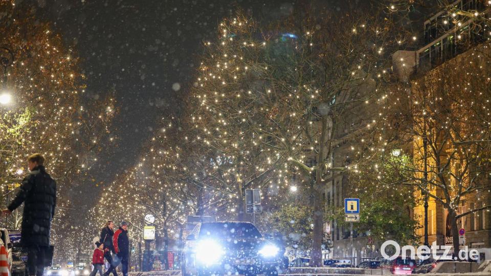In Sven Regeners neuem Roman „Frankie und Freddie“ glitzert es am Ku'damm nur so wegen der Weihnachtsbeleuchtung. (Archivfoto) Bild: Gerald Matzka/dpa
