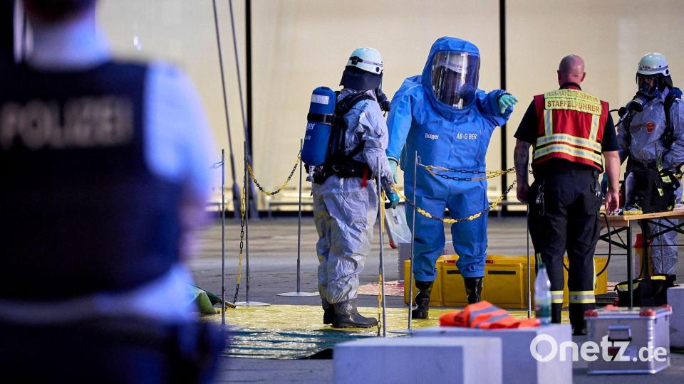 Die Feuerwehr überprüft nach dem Verdacht auf einen gefährlichen Stoff den geräumten Bereich von Terminal 1 am Flughafen BER. Bild: Michael Ukas/dpa
