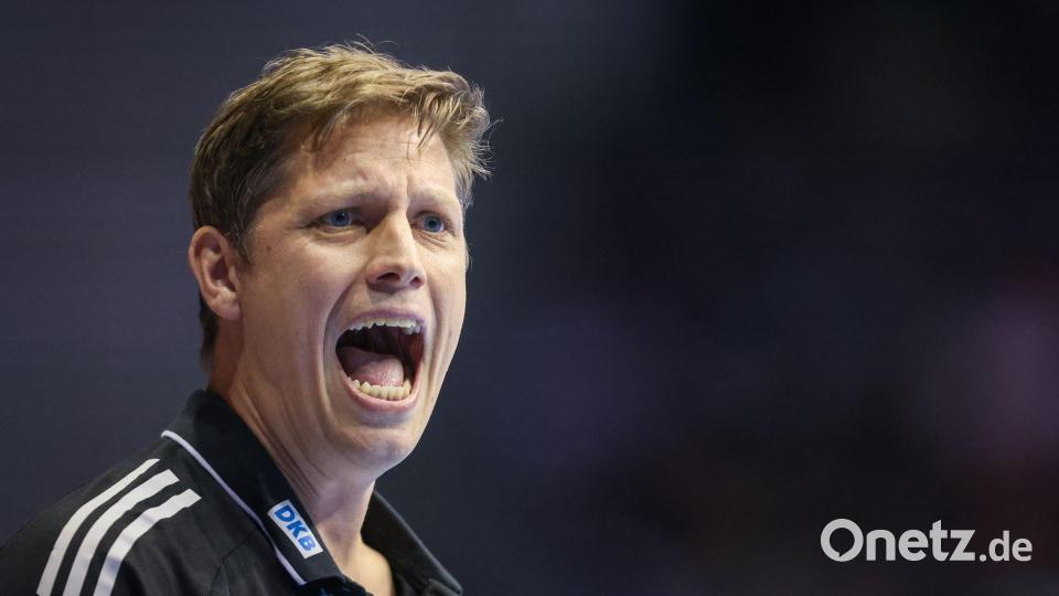 Verlor mit seinem Team erneut das Prestige-Duell: Füchse-Trainer Nikolej Krickau. Bild: Ronny Hartmann/dpa