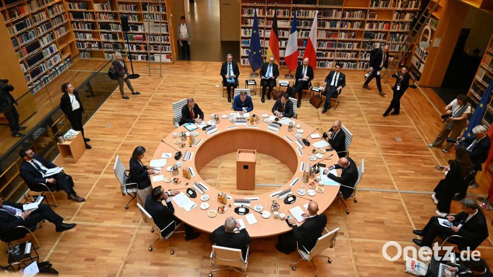 Weimarer Dreieck tagt in der Anna-Amalia-Bibliothek – Außenminister beraten am Tisch Bild: Michael Brandt/dpa