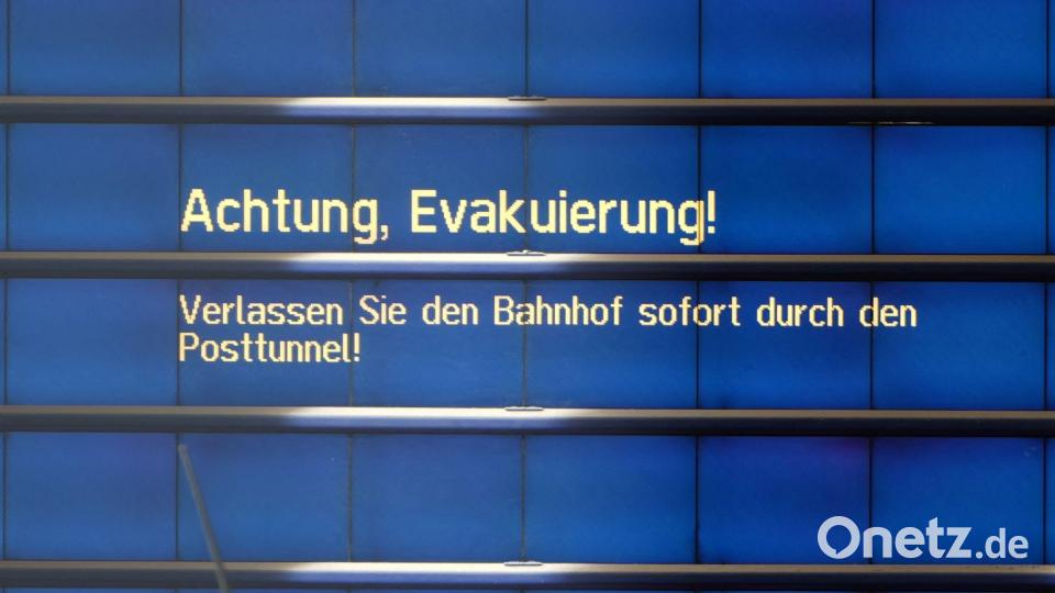Alle Bahnfahrgäste mussten den Hauptbahnhof sofort verlassen, später gab es Entwarnung. Bild: Felix Kirberg/dpa