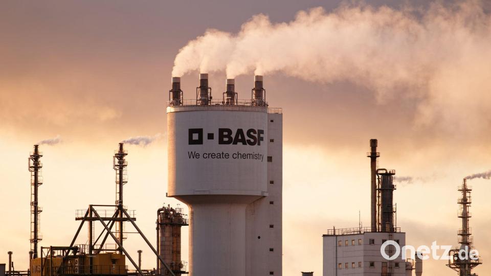 Die deutsche Chemieindustrie ist von der Konjunkturkrise besonders hart getroffen. Nun geht es für einen der wichtigsten deutschen Industriezweige wieder aufwärts - weil der Iran-Krieg die asiatische Konkurrenz noch härter trifft. (Symbolbild) Bild: Uwe Anspach/dpa