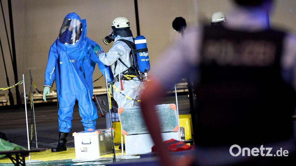 Ein Feuerwehrmann im Chemikalienschutzanzug untersucht nach dem Gefahrgutalarm den geräumten Bereich von Terminal 1 am Flughafen BER. Bild: Michael Ukas/dpa