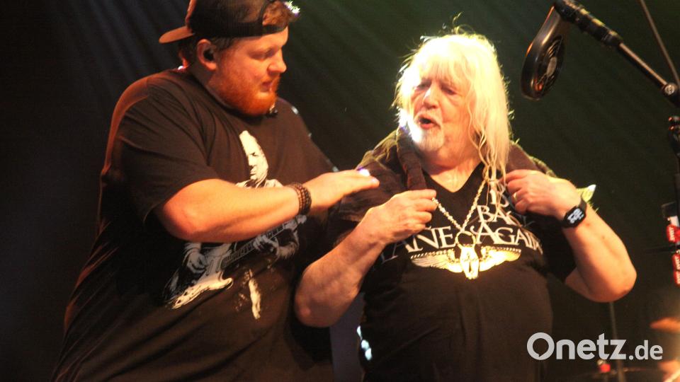 Der 77-jährige Altrocker Andy Scott hatte sich am Ende völlig verausgabt und verlangte nach einem Handtuch. Bild: Rudolf Hirsch